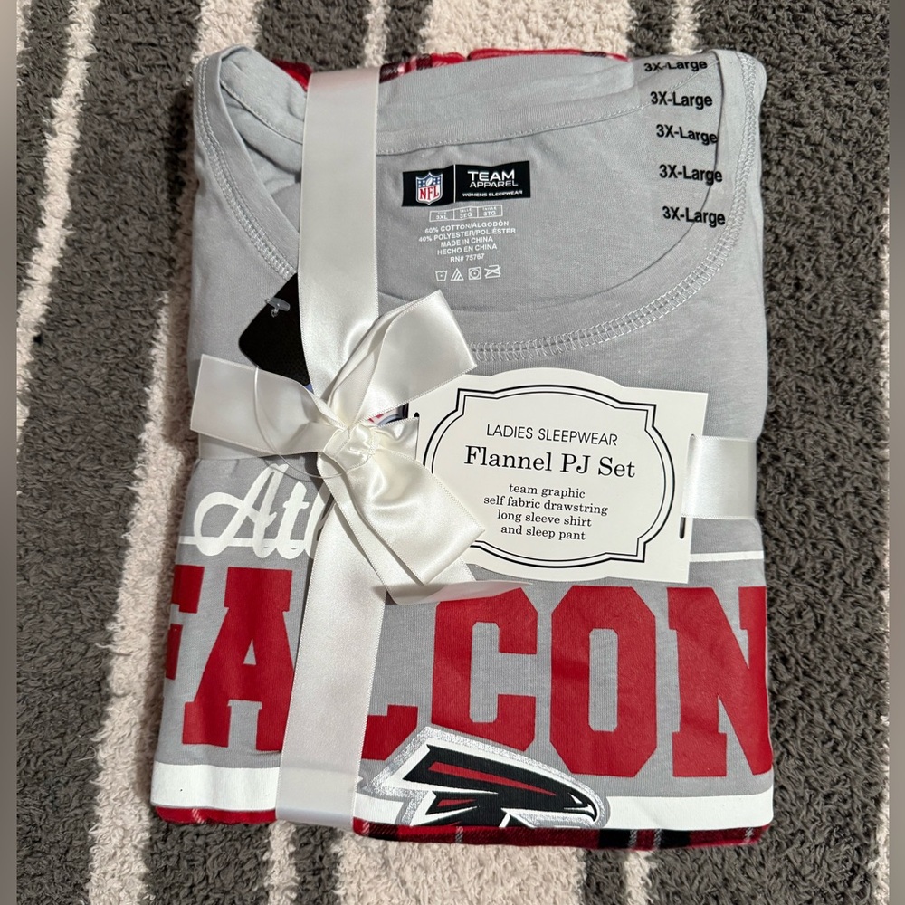 NWT WONENS NFL PAJAMA SET WITH LONG SLEEVE TOP AND PANTS. * FALCONS*. 3XL